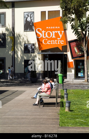 Dh Zona Velha Funchal Madeira turisti rilassarsi al di fuori di Madera centro storia museo di ingresso Foto Stock