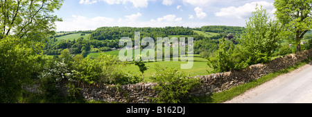 Una vista panoramica del villaggio Costwold di Slad, Gloucestershire - la casa d'infanzia di Laurie Lee Foto Stock