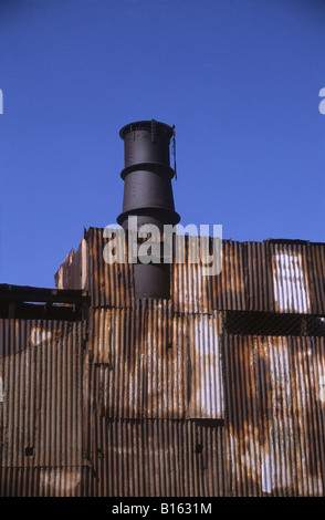 Ruggine di ferro ondulato in costruzione nitrato abbandonate città mineraria di Humberstone, nei pressi di Iquique, Cile Foto Stock