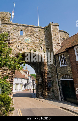 Verticale ampia angolazione del antico arco di pietra " Land Gate' su Hilders Cliff la strada principale per la segala su una bella giornata di sole. Foto Stock