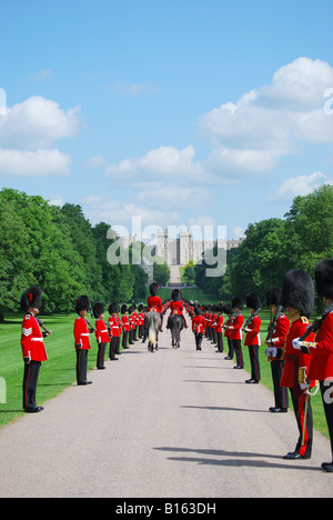 Cavalleria domestici sfilando sulla lunga passeggiata, il Castello di Windsor, Windsor, Berkshire, Inghilterra, Regno Unito Foto Stock