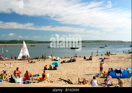 La gente sulla spiaggia Aberdyfi Dyfi Estuary Foto Stock