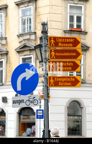 Austria Vienna Wien Street o segnaletica stradale o segnaletica in Michaelerplatz che mostra i siti locali per i pedoni Lipizzaner & Museo Ebraico ecc Foto Stock