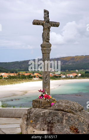 Memorial croce lungo la costa vicino a Fisterra dalla Spagna nella regione della Galizia. Foto Stock