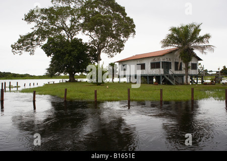 Casa su palafitte accanto al fiume di Pantanal Brasile America del Sud Foto Stock