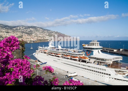 porto porto della baia di dh Funchal MADEIRA FUNCHAL Thomson Destiny nave da crociera passeggeri nave della baia attraccata al terminal delle crociere Foto Stock