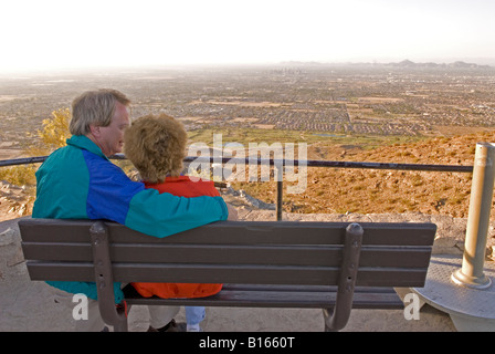 Coppia caucasica 50-60 anni sedersi sul banco a Dobbins Lookout South Mountain Park Phoenix AZ USA Foto Stock