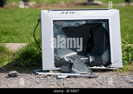 Un fracassato televison impostare oggetto di dumping in un parco pubblico. Foto Stock