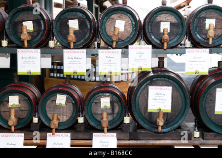 Austria Vienna Wein il Naschmarkt xvi secolo shop store botti e bottiglie di aceto di frutta mele vino di bacche di sambuco sidro balsamico miele di acacia Foto Stock