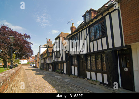 In orizzontale ampia angolazione del bellissimo Tudor cottages in piazza della chiesa nel vecchio e pittoresco della segala in una giornata di sole. Foto Stock