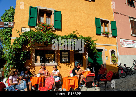 Cafe a Malcesine sul Lago di Garda in Italia settentrionale Foto Stock