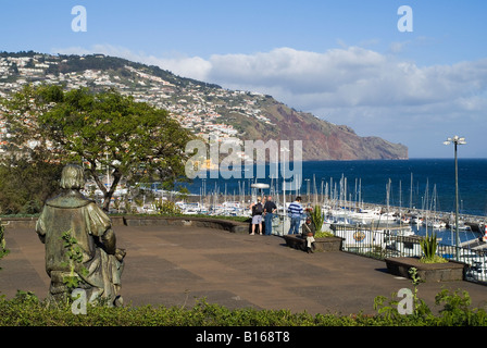 dh Parque de Santa Catarina FUNCHAL MADEIRA Cristoforo Colombo Stato turisti vedere Funchal dal punto di vista balcone Foto Stock