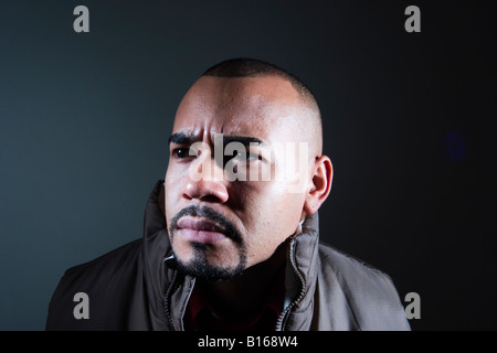 Close up di un giovane uomo ispanico con un baffi e barba in posa modello rilasciato Foto Stock