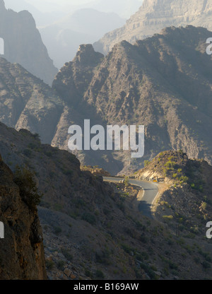 Esaminando il Wadi al Muaydin dal Sayq Altopiano del Jabal al Akhdar massiccio di montagne Hajar in Oman Foto Stock