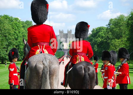 Cavalleria domestici sfilando sulla lunga passeggiata, il Castello di Windsor, Windsor, Berkshire, Inghilterra, Regno Unito Foto Stock