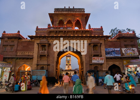 Crepuscolo presso il cancello principale al mercato SARDAR CIRDIKOT in JODHPUR conosciuta anche come la città blu Rajasthan in India Foto Stock