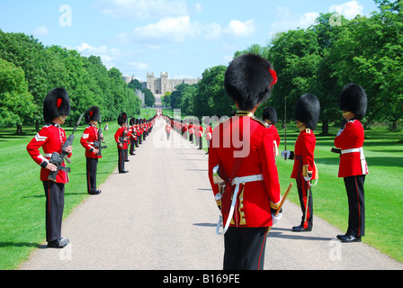 Cavalleria domestici sfilando sulla lunga passeggiata, il Castello di Windsor, Windsor, Berkshire, Inghilterra, Regno Unito Foto Stock