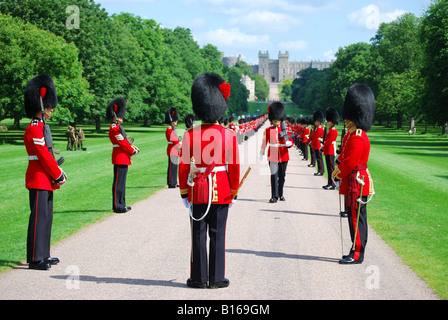 Cavalleria domestici sfilando sulla lunga passeggiata, il Castello di Windsor, Windsor, Berkshire, Inghilterra, Regno Unito Foto Stock