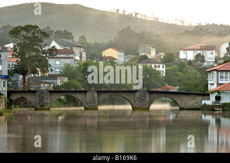 Ponte sul Rio Grande nel villaggio di Ponte do Porto in A Coruña provincia nella regione della Galizia di Spagna. Foto Stock