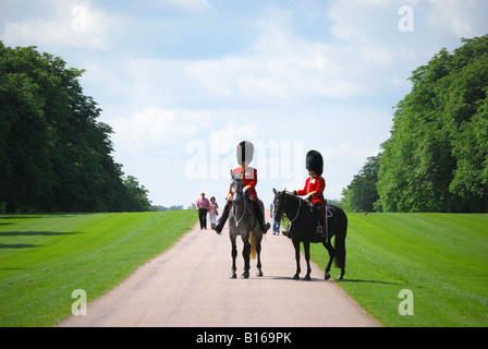 Cavalleria domestici sfilando sulla lunga passeggiata, il Castello di Windsor, Windsor, Berkshire, Inghilterra, Regno Unito Foto Stock