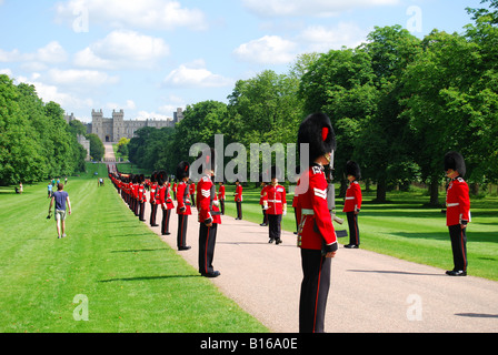 Cavalleria domestici sfilando sulla lunga passeggiata, il Castello di Windsor, Windsor, Berkshire, Inghilterra, Regno Unito Foto Stock