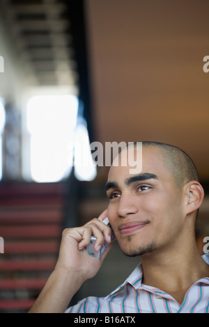 African American uomo parlando al telefono Foto Stock