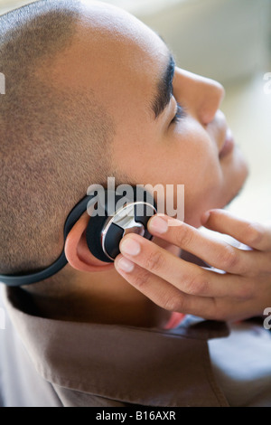 African American uomo che ascolta le cuffie Foto Stock