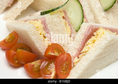 Prosciutto e formaggio insalata panini su di una piastra Foto Stock