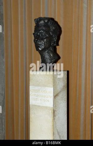 Austria Vienna Wien il Teatro dell'Opera di Vienna Staatsoper busto di Herbert von Karajan Kunstlerischerleiter 1956 - 1964 , direttore d'orchestra di fama mondiale Foto Stock