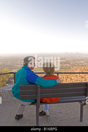 Coppia caucasica 50-60 anni sedersi sul banco a Dobbins Lookout South Mountain Park Phoenix AZ USA Foto Stock