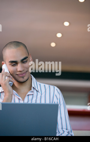 African American uomo parlando al telefono Foto Stock