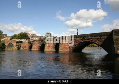 Città di Chester, Inghilterra. Chester medievale di Dee Vecchio Ponte sul fiume Dee con Bridgegate in background. Foto Stock