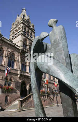 Città di Chester, Inghilterra. La celebrazione di Chester scultura da Stephen Broadbent, con Chester Town Hall in background. Foto Stock