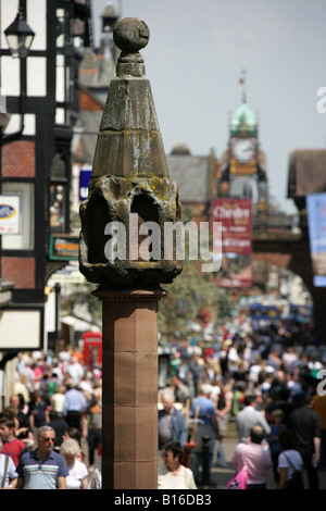 Città di Chester, Inghilterra. Occupato assolato pomeriggio al centro di Chester alta croce con Eastgate Street in background. Foto Stock