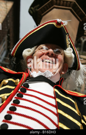 Città di Chester, Inghilterra. Chester Town Crier David Mitchell lettura mezzogiorno proclami a Chester la croce alta. Foto Stock