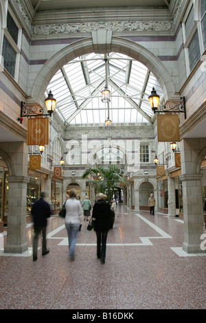Città di Chester, Inghilterra. San Michele è la riga e la galleria di negozi Centro commerciale Grosvenor, ora chiamato Chester Mall. Foto Stock