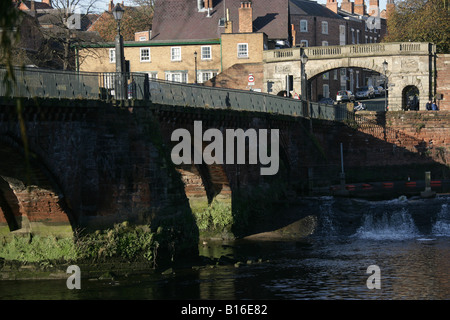 Città di Chester, Inghilterra. Chester medievale di Dee Vecchio Ponte sul fiume Dee con Bridgegate e la parete della città in background. Foto Stock