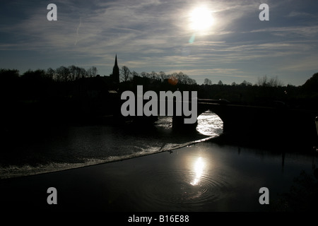 Città di Chester, Inghilterra. Silhouette di Chester medievale di Dee Vecchio Ponte sul fiume Dee con Handbridge in background. Foto Stock