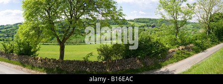 Una vista panoramica del villaggio Costwold di Slad, Gloucestershire - la casa d'infanzia di Laurie Lee Foto Stock