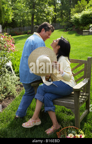 Ispanico Coppia sorridente ad ogni altro Foto Stock