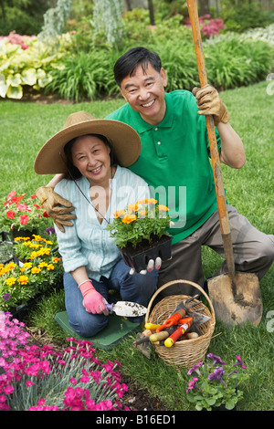 Senior Asian giovane giardinaggio Foto Stock