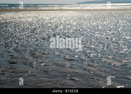 Vista orizzontale di pattern nella sabbia bagnata realizzato dalla marea di andare fuori a Camber Sands su un luminoso giorno di sole Foto Stock