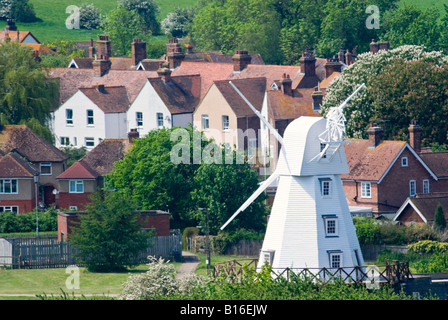 Orizzontale di vista in elevazione di un bianco smock mill "Patibolo Mill', aka nuovo mulino nella campagna del Sussex in una giornata di sole. Foto Stock