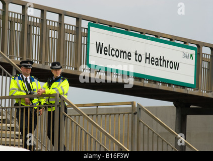 Gli ufficiali di polizia in servizio nelle vicinanze del London Heathrow Airport durante la protesta contro la terza pista, 31 maggio 2008, Hatton Cross, Regno Unito. Foto Stock