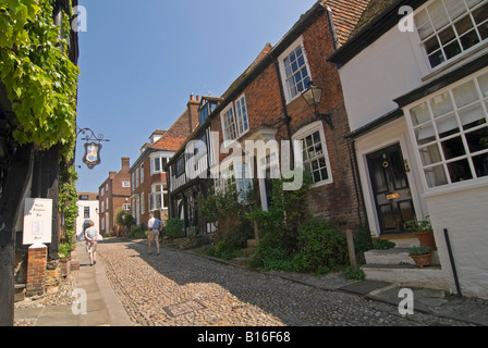 Orizzontale di un ampio angolo di visione del tradizionale Tudor cottages lungo una strada di ciottoli in segale su una luminosa giornata di sole. Foto Stock