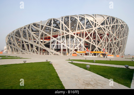 Stadio Nazionale di Pechino anche noto come il nido per la sua architettura situato nel "Olympic Green Village. Foto Stock