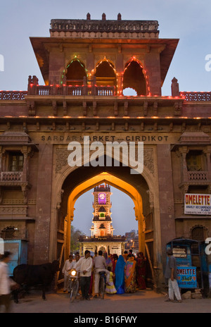 Crepuscolo presso il cancello principale al mercato SARDAR CIRDIKOT in JOHDPUR conosciuta anche come la città blu Rajasthan in India Foto Stock