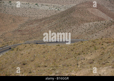 Motociclette sulle palme ai pini autostrada, Palm Desert, California Foto Stock