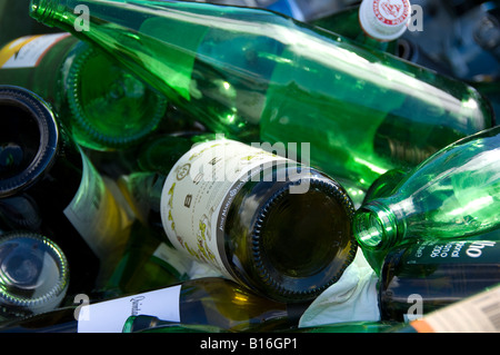 Primo piano di bottiglie vuote in un contenitore di rifiuti contenitore di riciclaggio Foto Stock