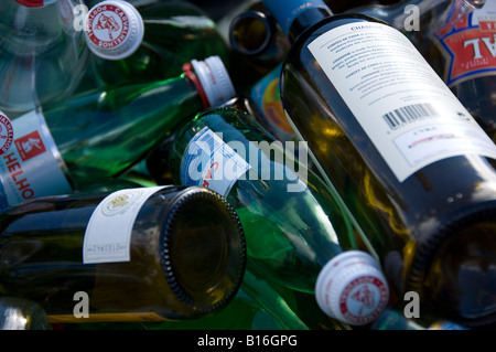 Primo piano di bottiglie vuote in un contenitore di rifiuti contenitore di riciclaggio Foto Stock